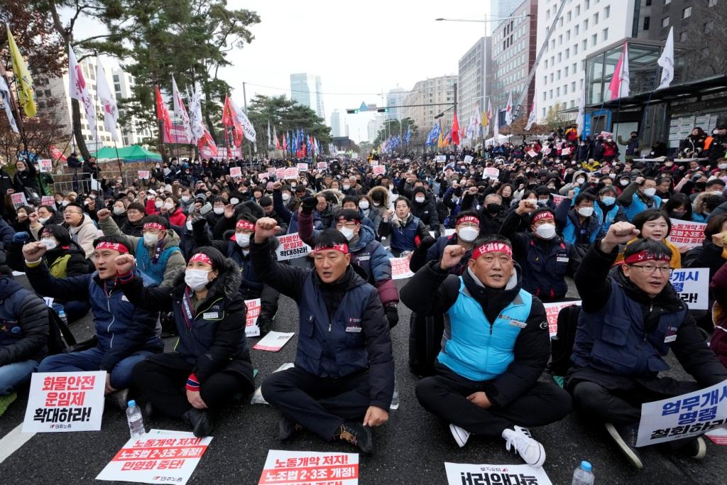 South Korea’s strongest forced labor union unexpectedly withdraws Cargo Solidarity white flag, unusual “strike” under government pressure (1/6) |  JBpress (JBpress)