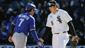 野茂英雄　ボストンレッドソックス　バッティングジャージ ブルージェイズ戦で完封勝利を挙げ、祝福されるレッ…：野茂英雄の挑戦