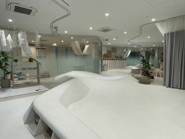 「まちの保育園 南青山」。安全性も重視される保育園だけに、建築家は何度も検証を重ねて床の傾斜や素材を絞り込んだそうだ。設計：ALTEMY（写真：介川亜紀）