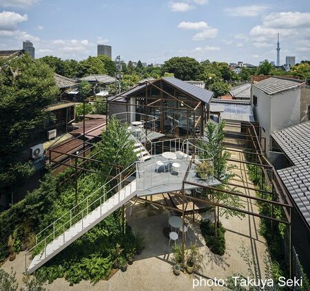 庭側から見た全景。手前の鉄骨フレームが新設部分（写真：Takuya Seki）