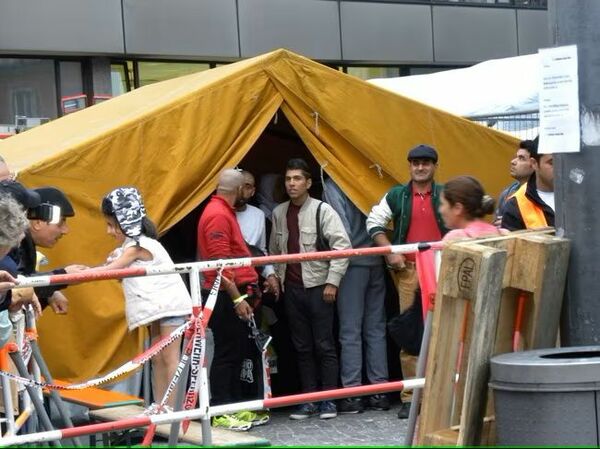 2015年9月、メルケル首相（当時）の受け入れ発表後に、ミュンヘン中央駅に到着したシリア難民たち。難民政策について国内で高まった批判が、メルケル氏に回顧録を執筆させる最大の動機となった（写真：筆者撮影）