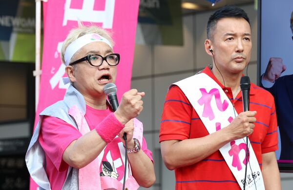 れいわ新撰組の候補として街頭演説している水道橋博士。隣は山本太郎(写真:つのだよしお/アフロ)