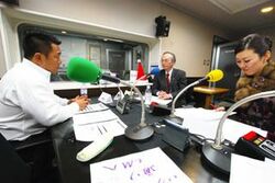 「マット安川のずばり勝負」スタジオ風景／マット安川、宮崎正弘、藤岡明美／前田せいめい撮影