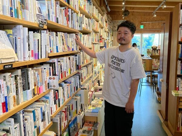 ブックコーディネーターの内沼晋太郎さん。東京・下北沢にある独立系書店「B&B」を立ち上げた。B&Bは現在、連日、有料イベントを開催。ビールを飲みながらイベントや本探しを楽しめるというユニークな書店である