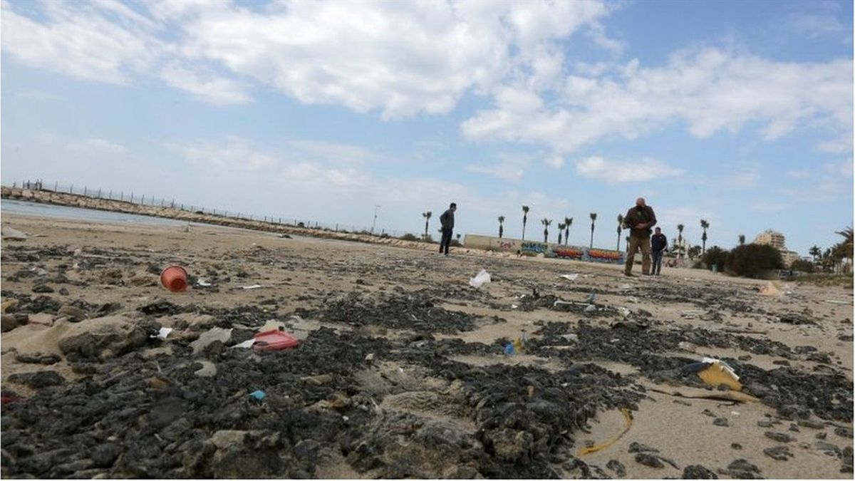 「最悪レベルの環境災害」　イスラエルの海岸に大量のタール漂着