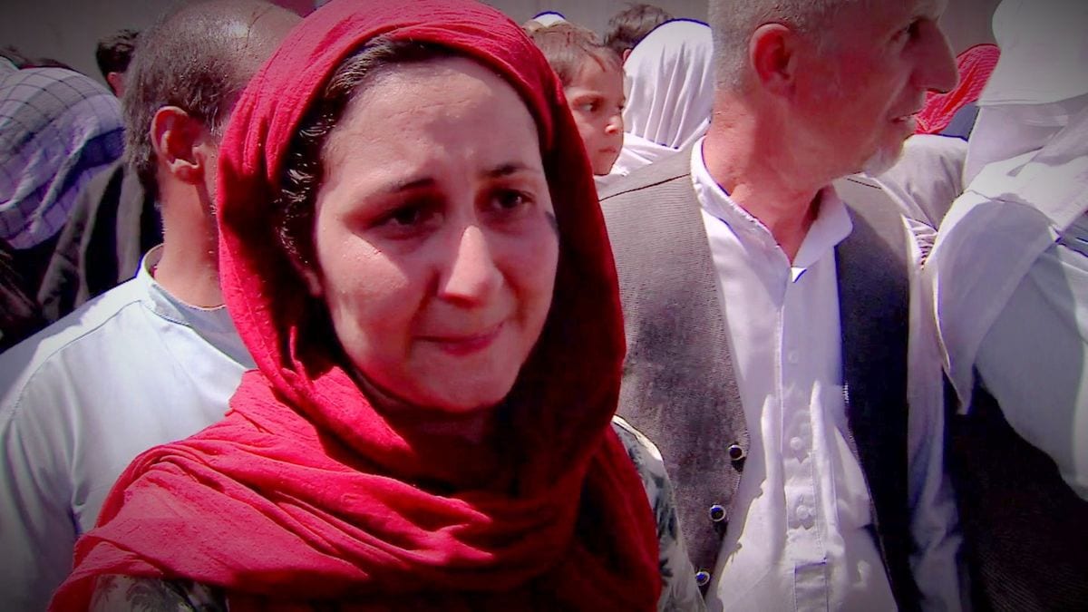 アフガン人女性ジャーナリストが涙の出国、「2度とここには戻らない」