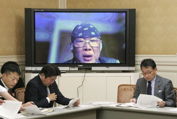 自民党派閥の裏金問題をめぐり、立憲民主党の調査チームの会合にオンライン出席した神戸学院大の上脇博之教授（写真：共同通信社）