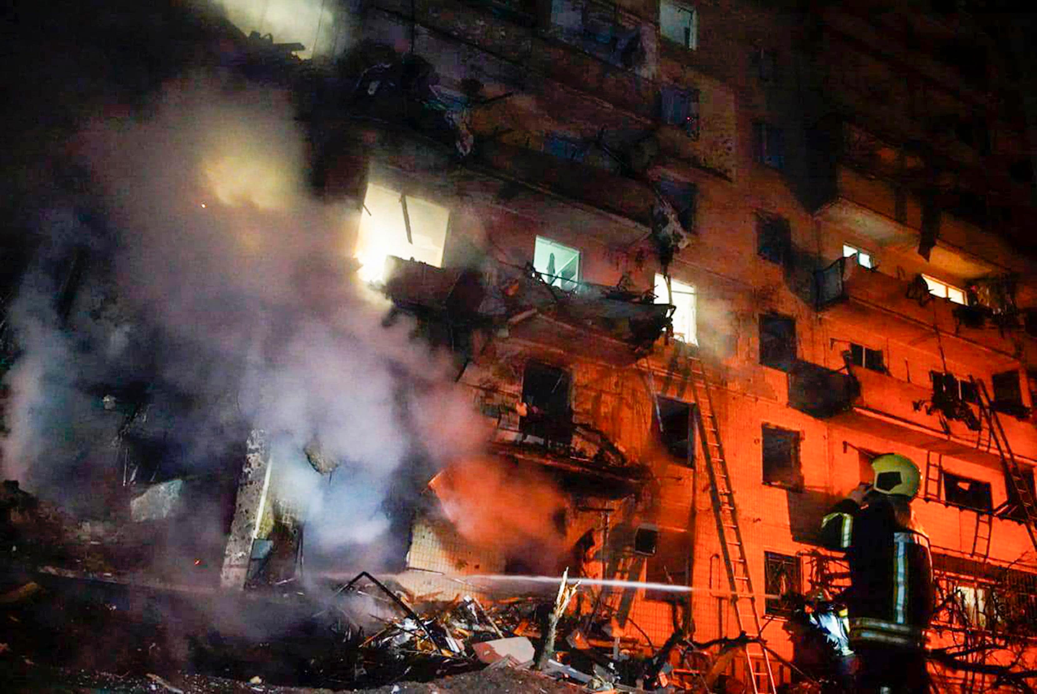 Бомбят киев сегодня последние новости. Взрывы домов в Украине. Взрыв многоэтажки в Киеве. Разрушенные здания в Киеве.