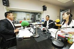 「マット安川のずばり勝負」スタジオ風景／マット安川、丸山和也、加藤知華／前田せいめい撮影