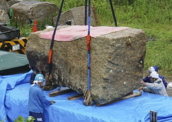 万博会場に向けて搬出される「残念石」＝2024年5月13日、京都府木津川市（写真：共同通信社）