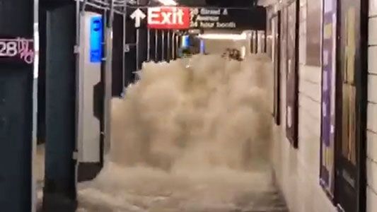 ニューヨーク市内で浸水に鉄砲水、非常事態を宣言　「アイダ」影響