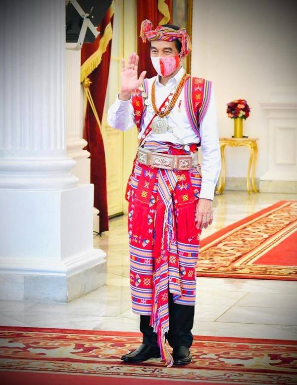 インドネシア大統領 なぜその民族衣装を選んだか 先住少数民族の土地問題が大統領の衣装でクローズアップ 1 4 Jbpress ジェイビープレス