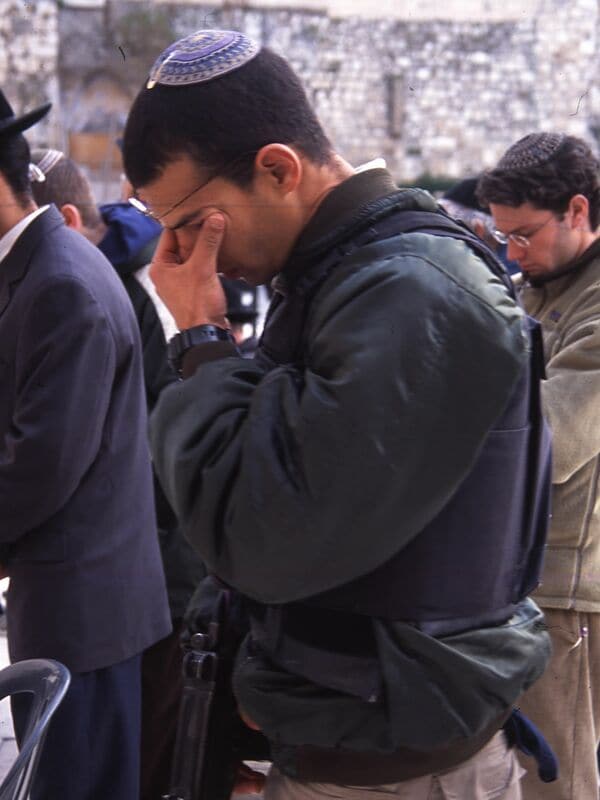 嘆きの壁に祈りを捧げるイスラエル軍兵士。東エルサレムにて