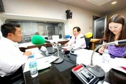 「マット安川のずばり勝負」スタジオ風景／マット安川、田中慶秋、藤岡明美／前田せいめい撮影