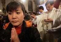 政府の警戒よそに、多くの人々がクリスマスのミサに集まる - 中国