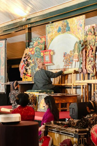 人形を操るエコ氏（中央）（筆者提供）