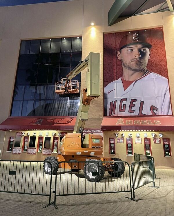 大谷翔平投手のドジャース移籍が発表された12月11日、エンゼルススタジアムでは飾られていた大谷のポスターが撤去された(写真:共同通信社)