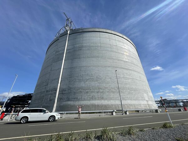 【写真4】石狩LNG基地にある23万キロリットルの巨大なタンク。下に筆者が写っている