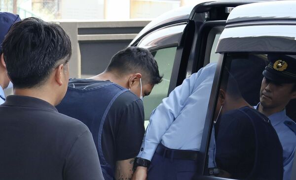 送検される容疑者(写真:共同通信社)