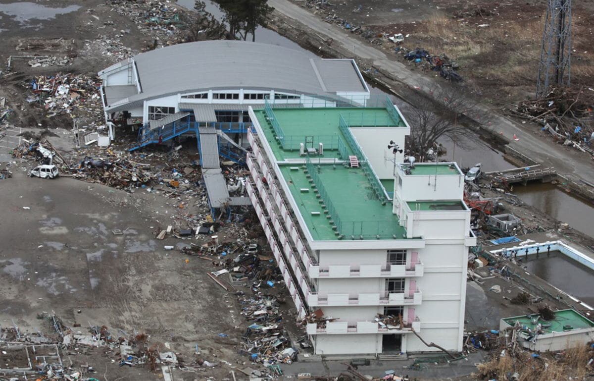 大型ヘリから撮影した巨大津波の被災地、震災遺構になった小学校