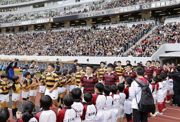 100回目のラグビー「早慶戦」で入場する両チームの選手たち