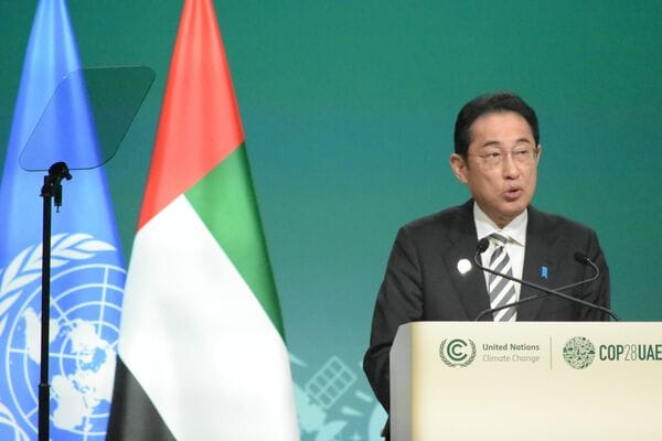 12月1日、COP28で演説する岸田文雄首相。この演説内容が理由で、2日後、世界の環境団体でつくる「気候行動ネットワーク」により、環境対策に後ろ向きな国に贈る「化石賞」に日本が選ばれた(写真:筆者撮影)