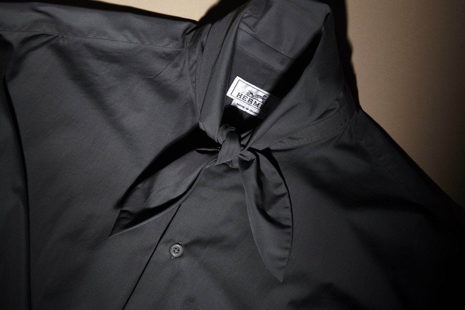 カジュアルからエレガンスまで着こなせる、万能シャツを獲得せよ