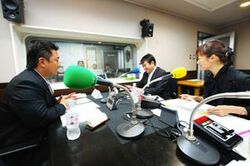 「マット安川のずばり勝負」スタジオ風景／マット安川、原口一博、加藤知華／前田せいめい撮影