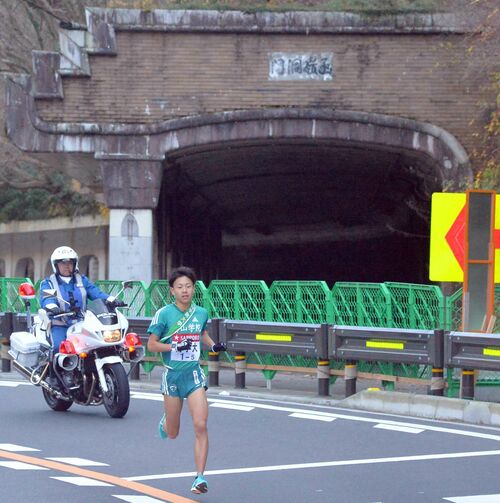 使われなくなった函嶺洞門前を力走する青学大の神野大地選手（2016年1月2日、代表撮影、写真：時事通信社）
