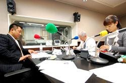 「マット安川のずばり勝負」スタジオ風景／マット安川、池東旭、加藤知華／前田せいめい撮影