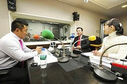 「マット安川のずばり勝負」スタジオ風景／マット安川、村上清、加藤知華／前田せいめい撮影