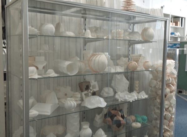 研究室に足を踏み入れるとたくさんの折り紙作品が出迎えてくれる