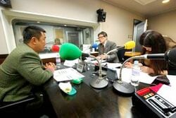 「マット安川のずばり勝負」スタジオ風景／マット安川、西村幸祐、藤岡明美／前田せいめい撮影