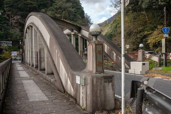 1933年(昭和8年)竣工の旭橋。親柱の照明は再建されたものだが、橋全体の佇まいに品格が漂う