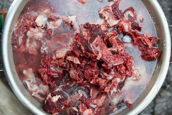 授かった熊を皆で食べる