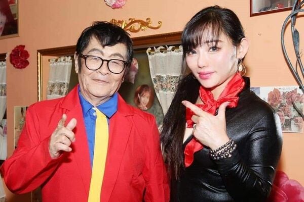 2020年11月、ハロウィンパーティーでルパン三世のコスプレをする仲本工事さんと、峰不二子に扮した純歌さん(純歌さん提供)