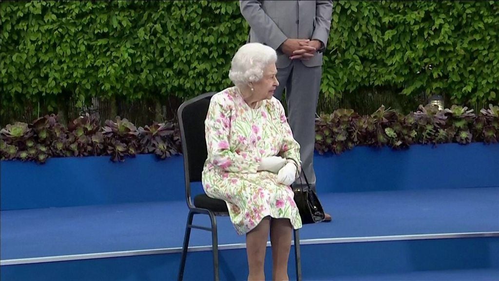 「楽しそうにするべき？」　エリザベス女王、G7の記念撮影で