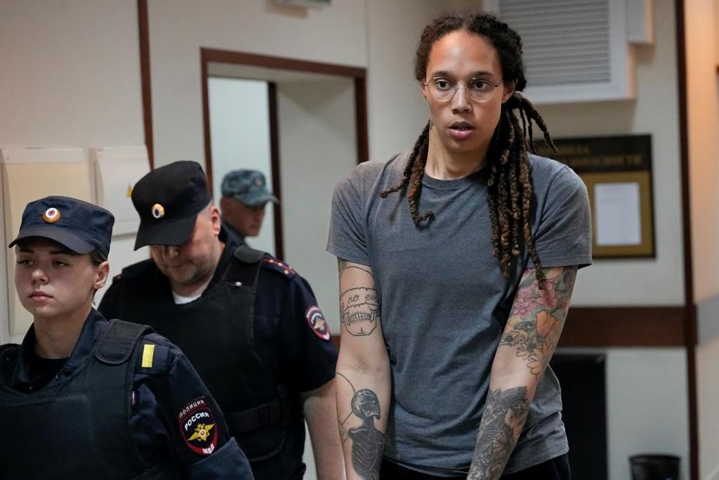 米ロ囚人交換、米国が英雄より黒人レズビアン選手を選んだ真意 プーチン大勝利と非難轟々でもバイデンが欲しかったもの(1/5) JBpress