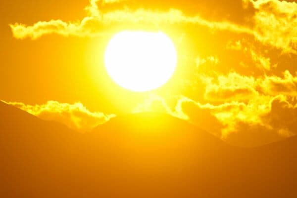 太陽のように核融合でエネルギーを生み出せるようになれば、化石燃料への依存が解消できる（写真：UMB-O/Shutterstock.com）