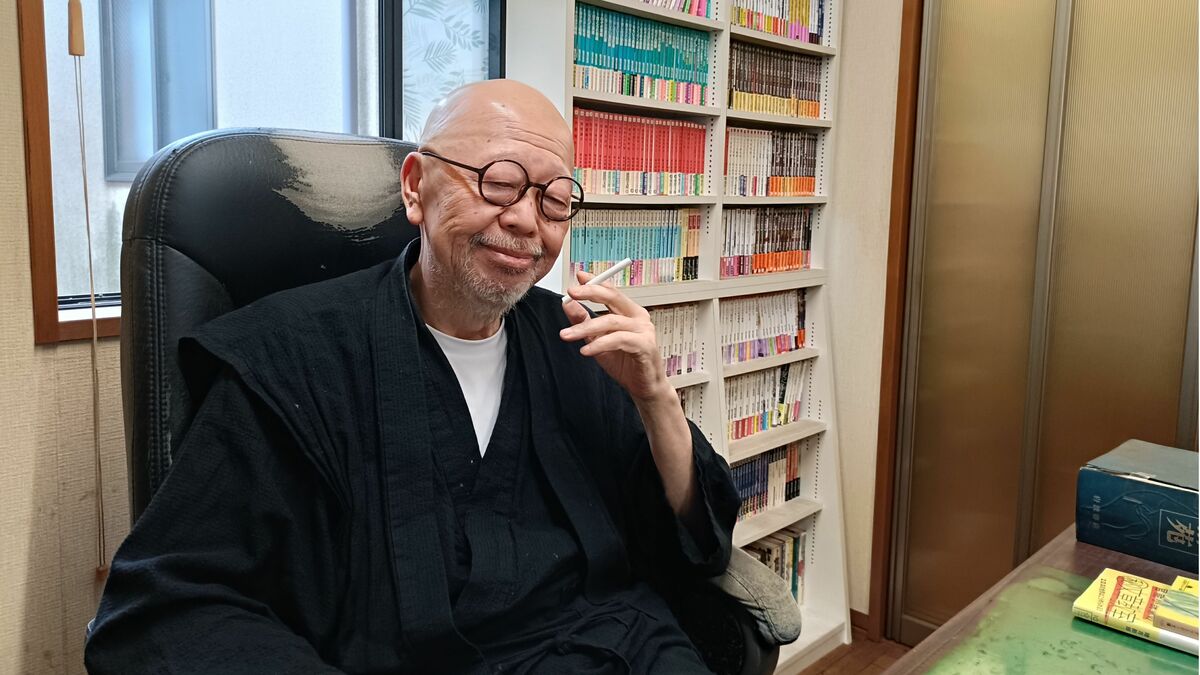 70歳の官能小説家はなぜ警備員として働きながら700冊目を書き続けるのか?官能小説の大御所・睦月影郎氏を直撃 【令和版しあわせのモノサシ】好きなことで食えなくなった時にどう働くのか、出版不況を生きる70歳作家の回答 | JBpress (ジェイビープレス)