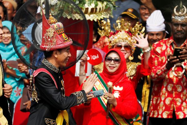 インドネシア大統領、なぜその民族衣装を選んだか