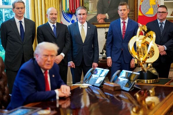 トランプ大統領の名代として対日交渉に当たるベッセント財務長官(写真左)(写真:ロイター/アフロ)