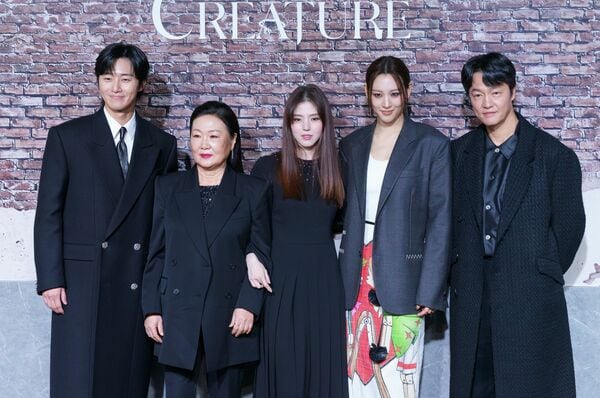 Netflixシリーズ「京城クリーチャー」記者会見にて。左からパク・ソジュン、キム・ヘスク、ハン・ソヒ、クラウディア・キム・スヒョン、チョ・ハンチョル