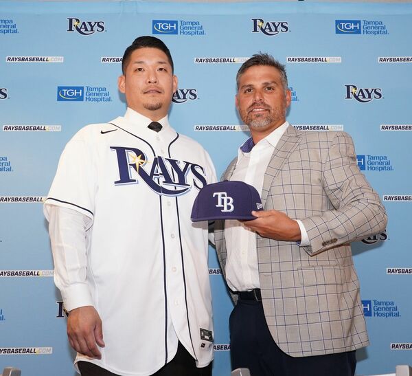 レイズ入団会見を行う筒香嘉智（2019年12月17日、写真：アフロ）