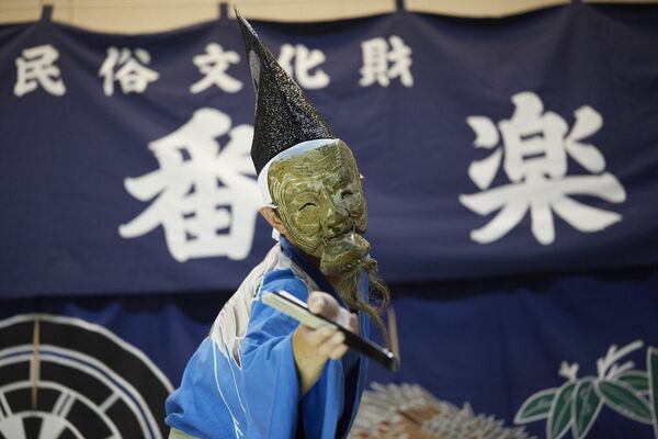 根子集落に伝わる国の重要無形民俗文化財の番楽。番楽とは、かつて修験道の山伏によって行われていた神楽