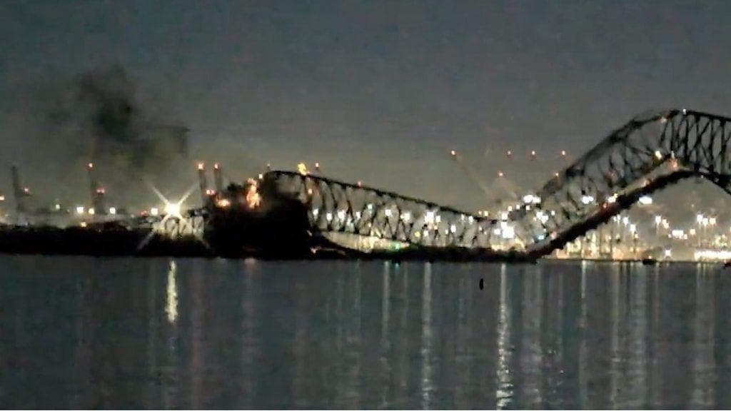 「全長2.6キロの橋」崩落の瞬間　米メリーランド州でコンテナ船が衝突 - BBC News
