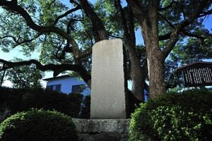 美人画」にも才を発揮した葛飾北斎、重文《潮干狩図》など自身の作品に