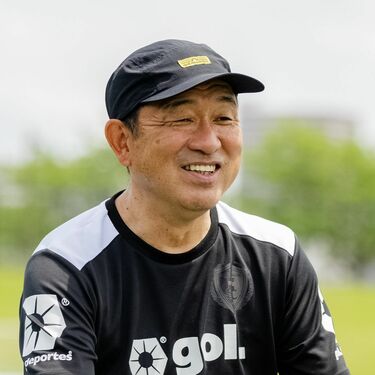 監督 FC.ISE-SHIMA 理事長兼監督 小倉隆史さんが、表紙&巻頭対談に登場