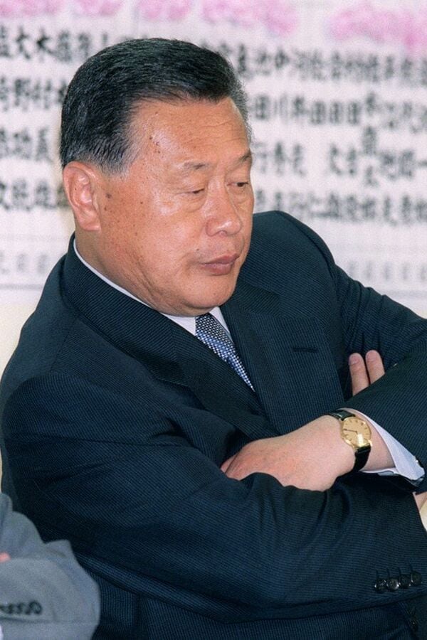 2000年6月25日に投開票が行われた衆議院議員選挙の開票速報を見る森喜朗首相。自民党の票が伸びず、表情も曇りがちだった(写真:共同通信社)