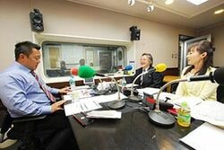 「マット安川のずばり勝負」スタジオ風景／マット安川、小林節、加藤知華／前田せいめい撮影